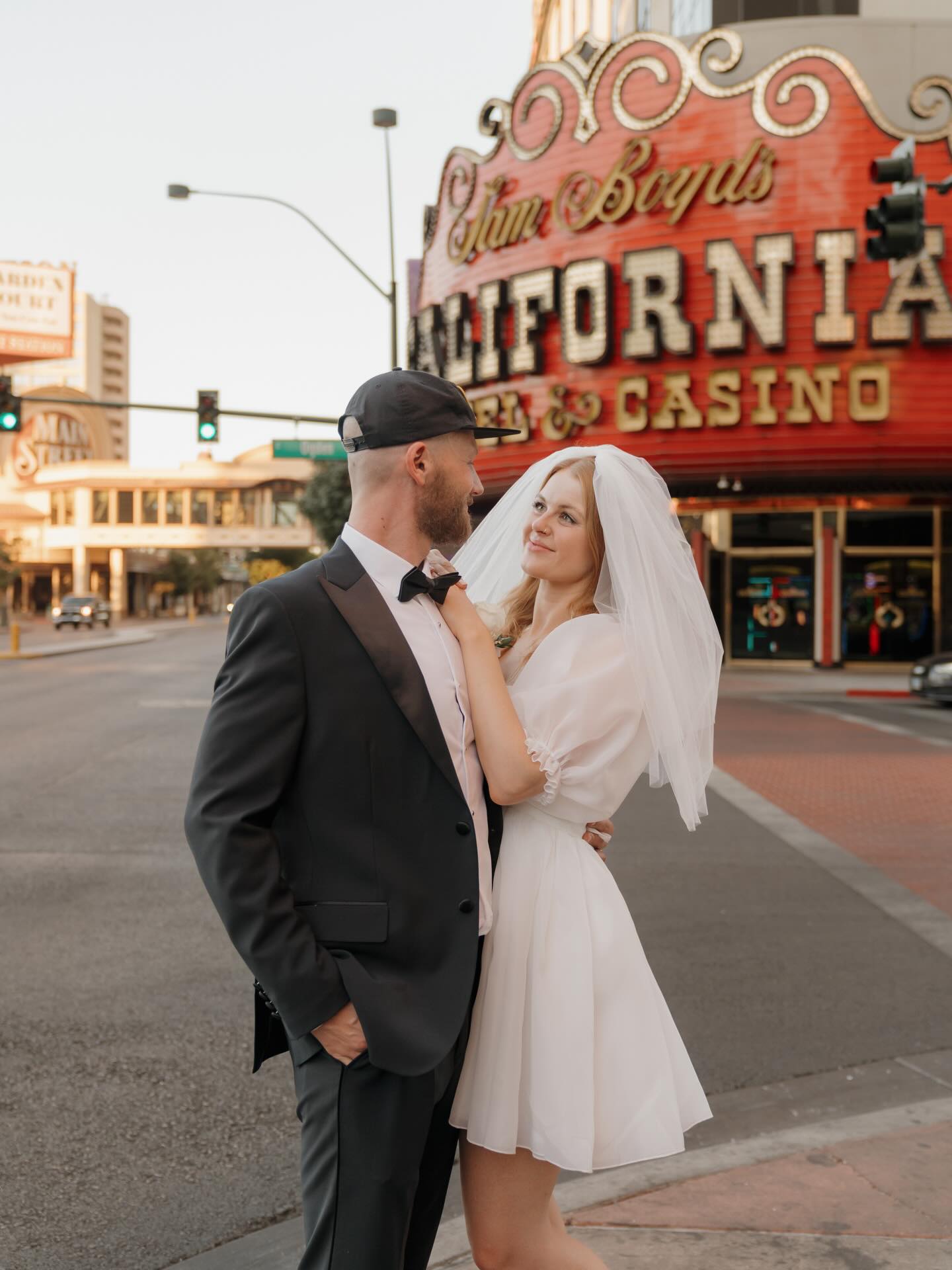 Happy Wednesday 🌞

#lasvegaselopements #lasvegaswedding #vegasweddingphotographer #lasvegaselopementphotographer #nevadaphotographers