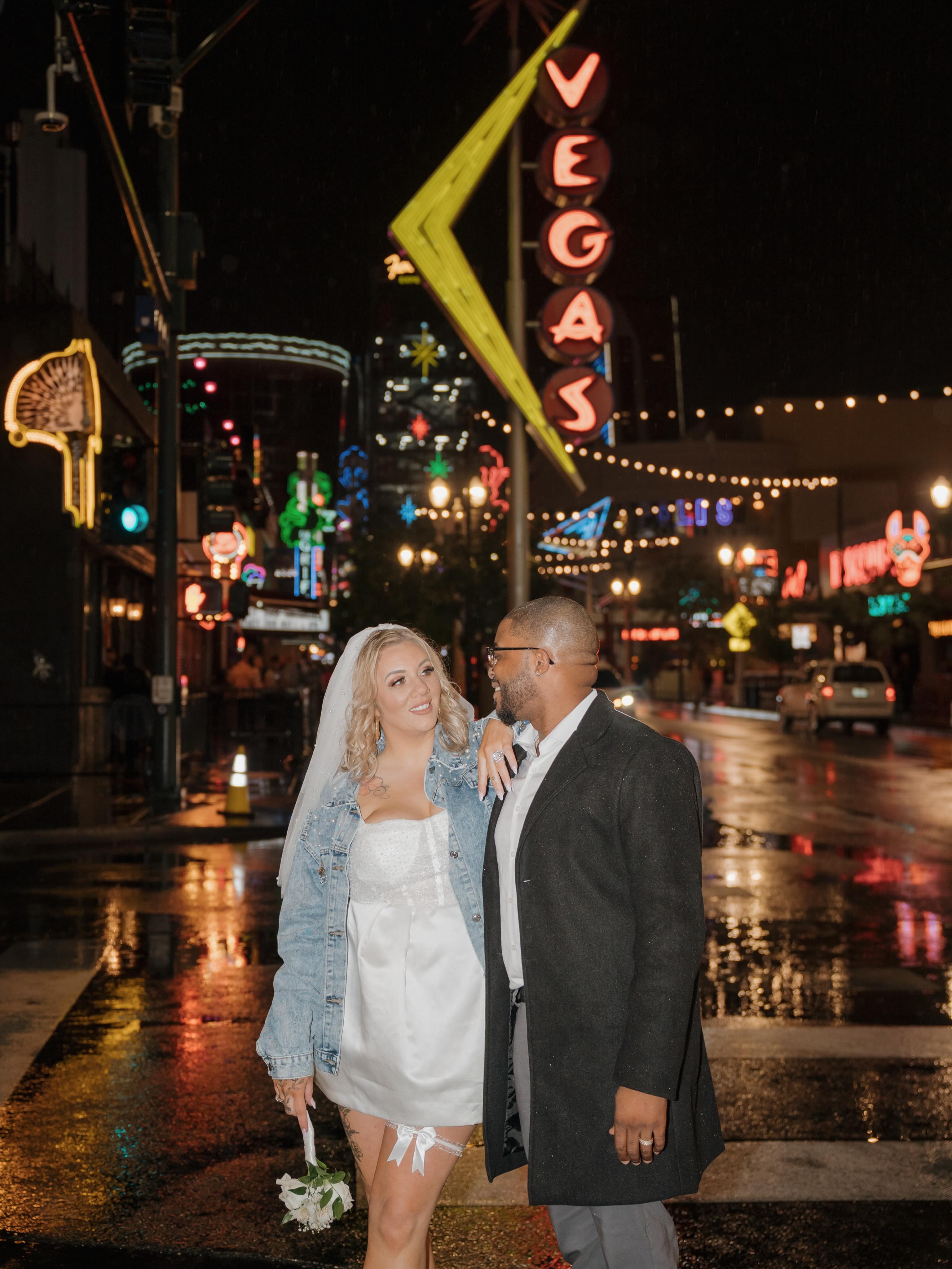 I won’t even lie, there’s nothing I love more than a rainy day in Las Vegas 💗

#lasvegaselopementphotographer #vegaswedding #fremontstreetexperience #mydtlv #vegasphotographer