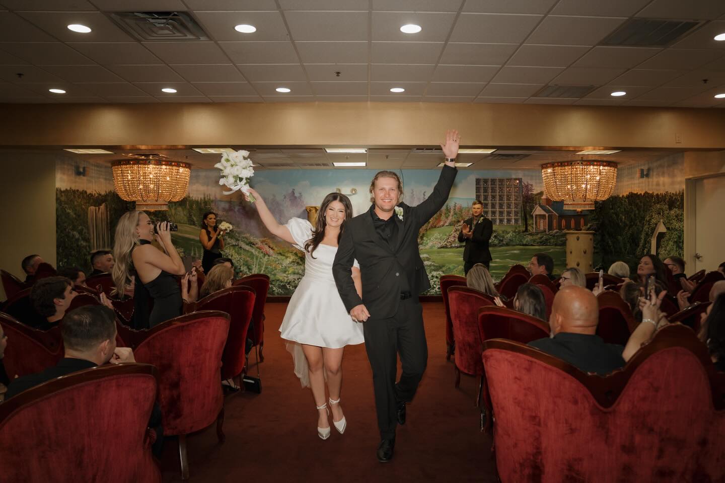 Someone tell me I’m not the only one who’s been listening to Harry Styles new album on repeat ever since Friday 🤭

#lasvegasweddings #vegasphotographers #lasvegasweddingphotographer #lasvegaselopement